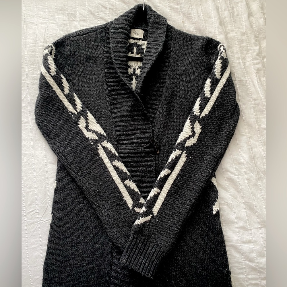 Thick knit cardigan/sweater/jacket. Beautiful patterned back